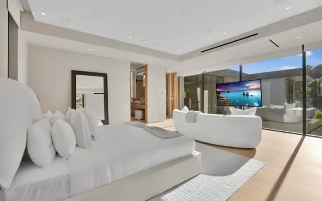 Hutton Villa - 5-bedroom Retreat in Iconic Beverly Hills Oasis - photo 3