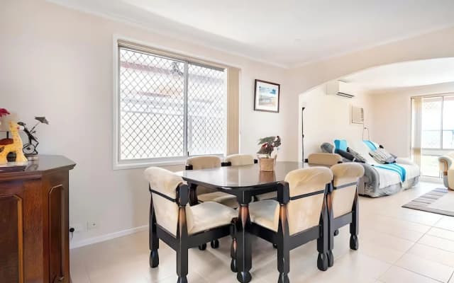 Cheerful 3 bedroom house with free parking - photo 5
