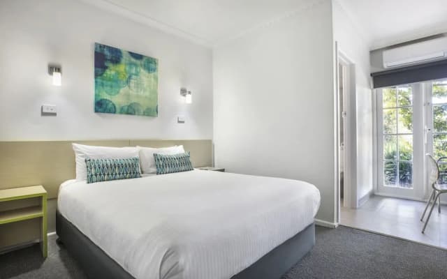 Nightcap at Skyways Hotel - photo 2