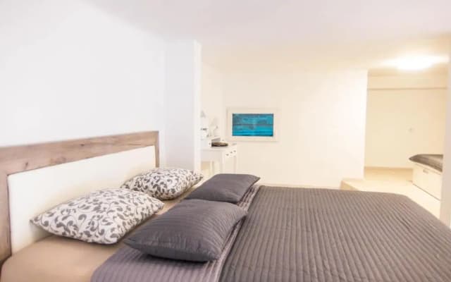 Goldcentral Apartment - photo 2