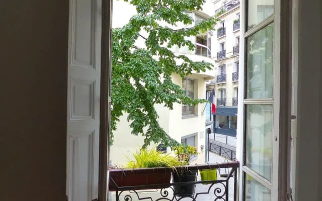 Quiet & Very Central 2 BR Flat - photo 2