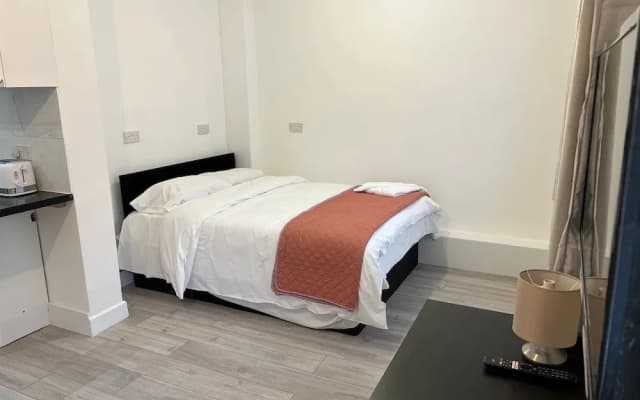 Remarkable 2-bed Apartment in Ilford, London - photo 4