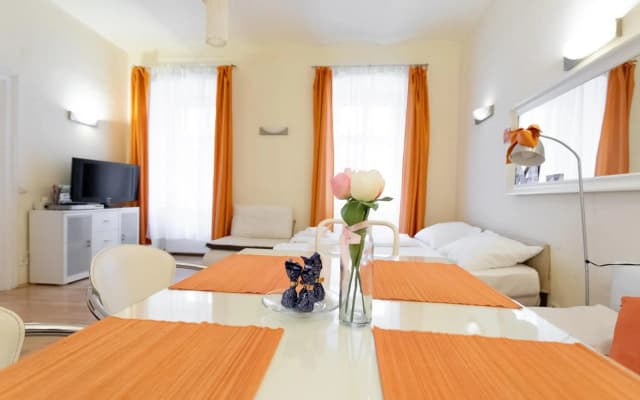 Central Garden Apartments - photo 2