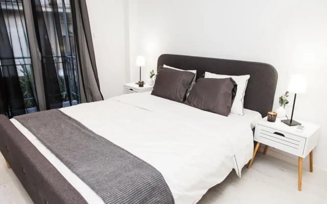 Modern, Glamorous Apt in Athens DT (2beds/2baths) - photo 3