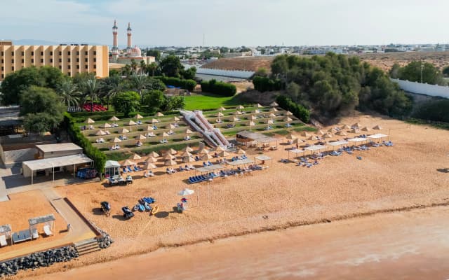BM Beach Hotel - photo 3