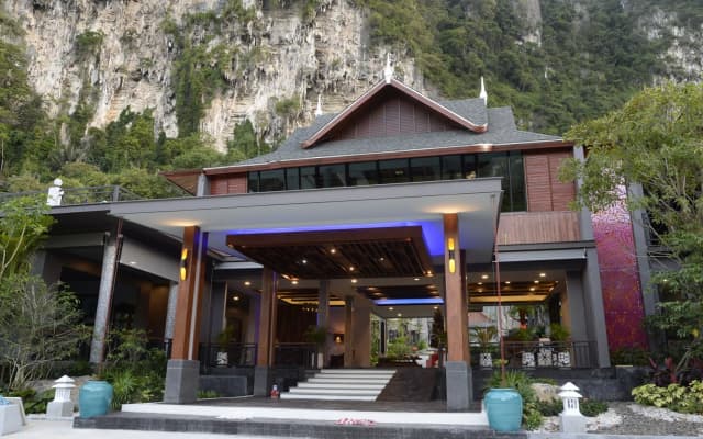 The Scene Cliff View Villas Hotel - photo 4
