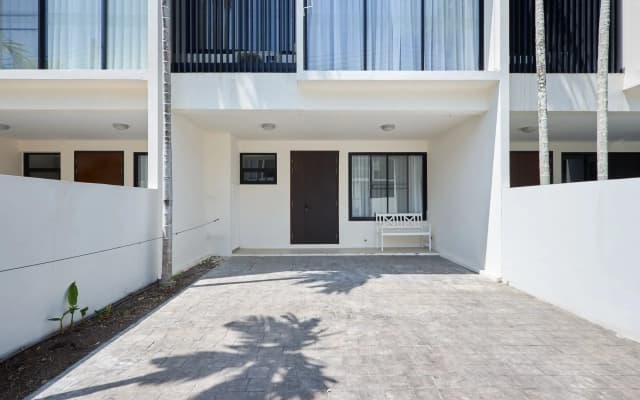 Townhouse Laguna Park 65/124 Apartments - photo 2