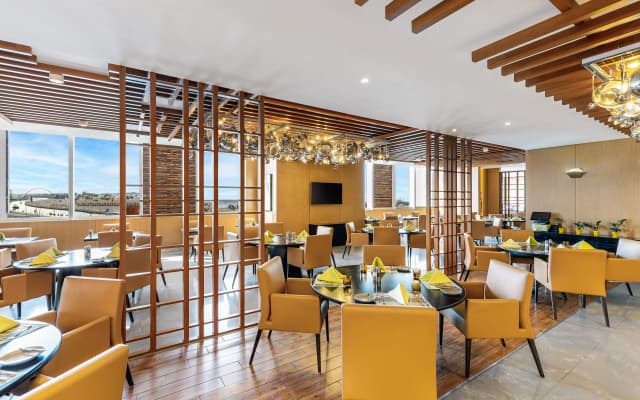 V Hotel Dubai Curio Collection by Hilton Hotel - photo 4