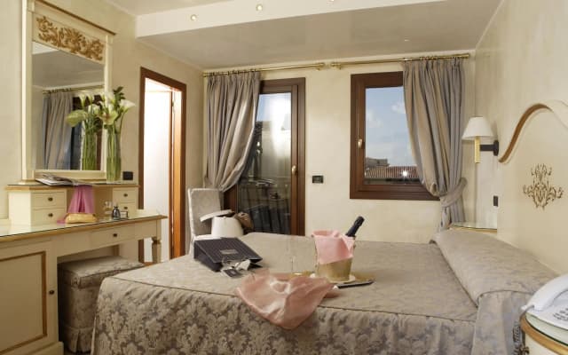 Carlton Capri Hotel - photo 3