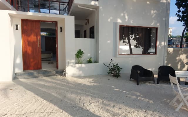 Comfy Cool Breeze by Emzaz Hotel - photo 4
