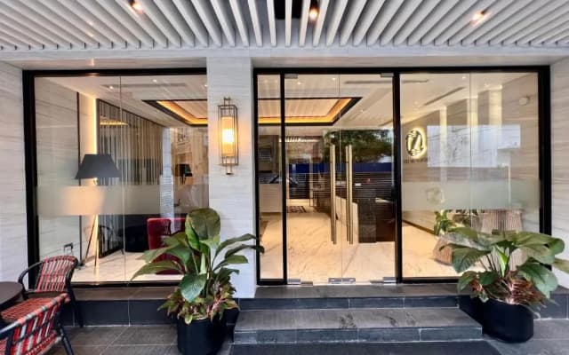Zest Metropole Hotel - photo 2