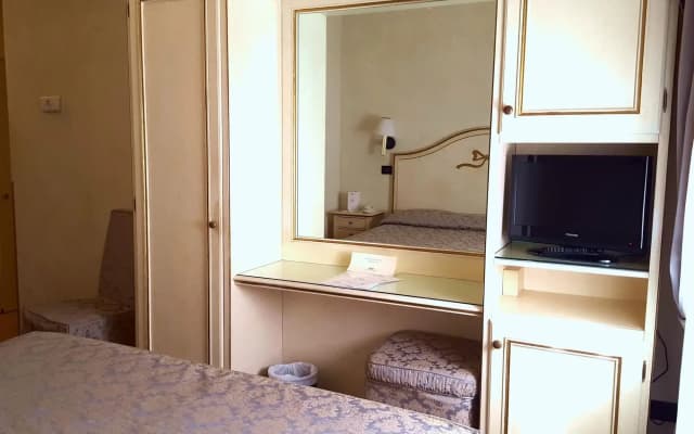Carlton Capri Hotel - photo 4