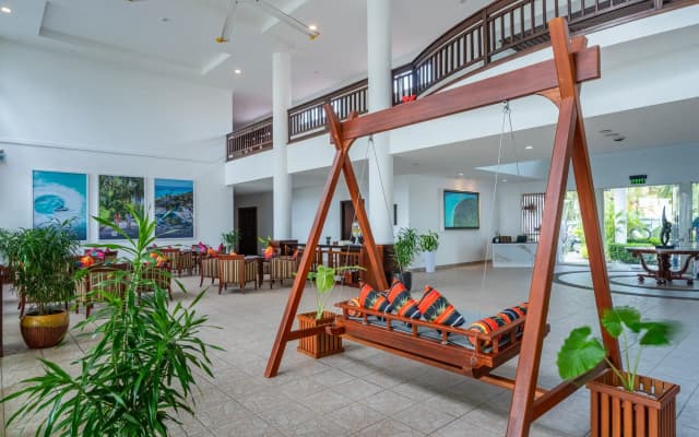 Hulhule Island Hotel - photo 4