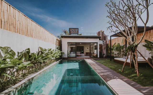 4 BR Berawa 5 min Walk Beach Enclosed Living Room Villa - photo 2