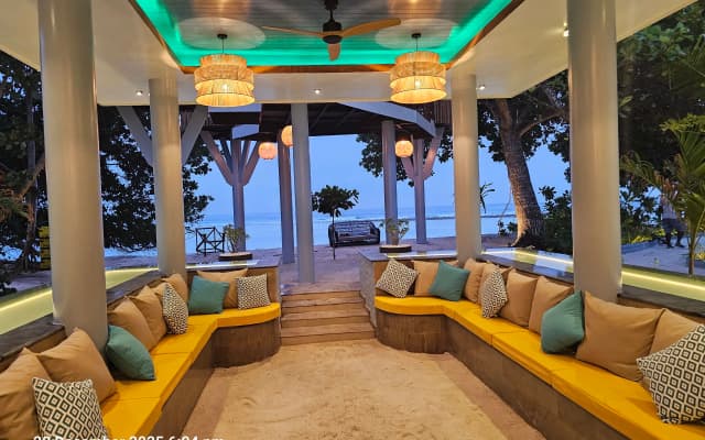 Island Luxury Retreat Maalhos Hotel - photo 3