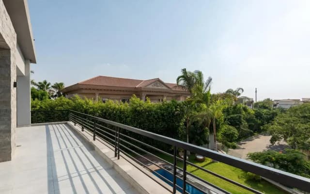 Settle Inn Luxury Swan Lake Villa - photo 4