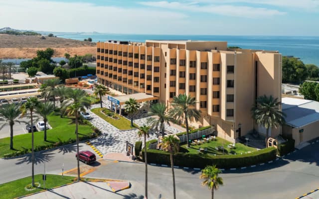 BM Beach Hotel - photo 2