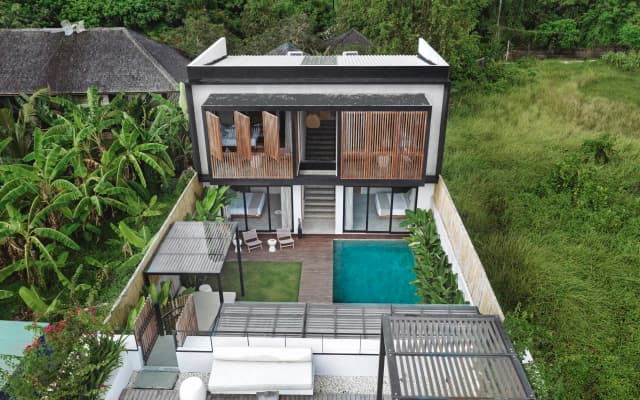 4 BR Berawa 5 min Walk Beach Enclosed Living Room Villa - photo 4