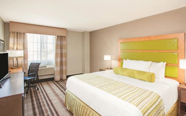 La Quinta Inn & Suites Far Rockaway - JFK Airport - photo 3