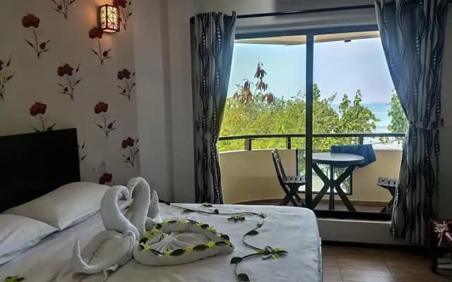Crown Beach Villas Hotel - photo 4