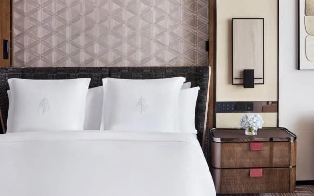 Four Seasons Hotel Hong Kong - photo 3