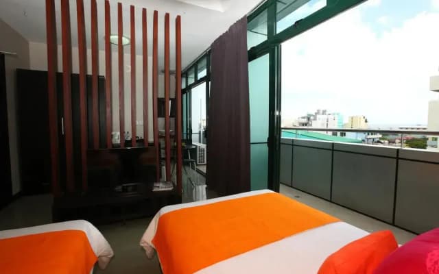 Beehive Central Hotel - photo 5