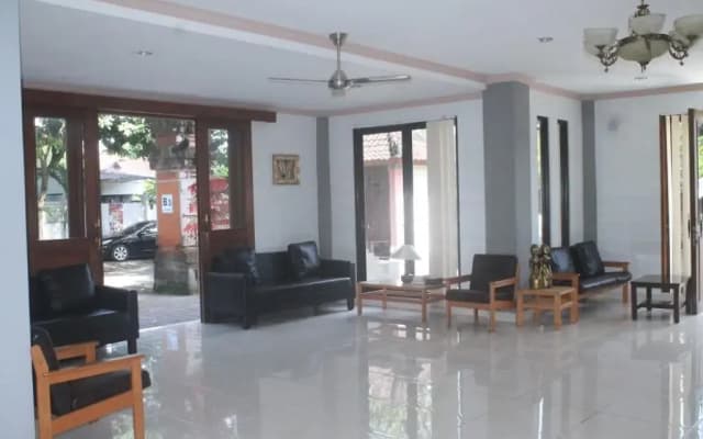 Udayana Lodge Denpasar - photo 4