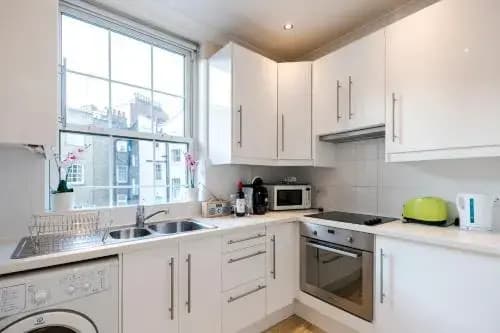 2 bedroom modern apartment on historic Marylebone Lane - photo 12
