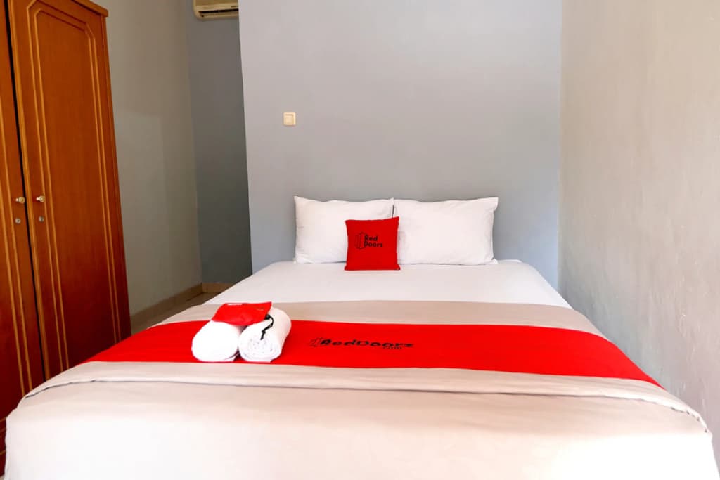 RedDoorz Plus @ Karet Pedurenan 3 - photo 3