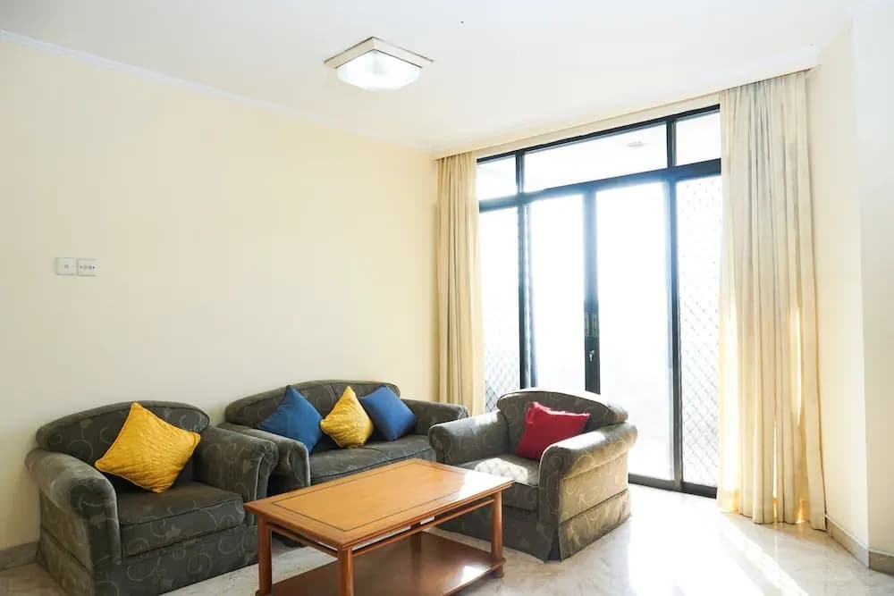 2Br with Pool View at Beverly Tower Apartment - photo 4