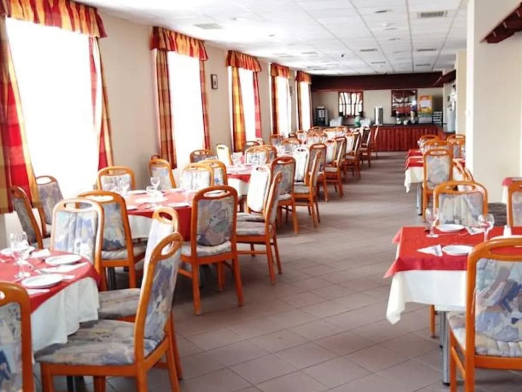 FREE PARKING, FREE BREAKFAST, only 15 minutes to City Center - photo 8