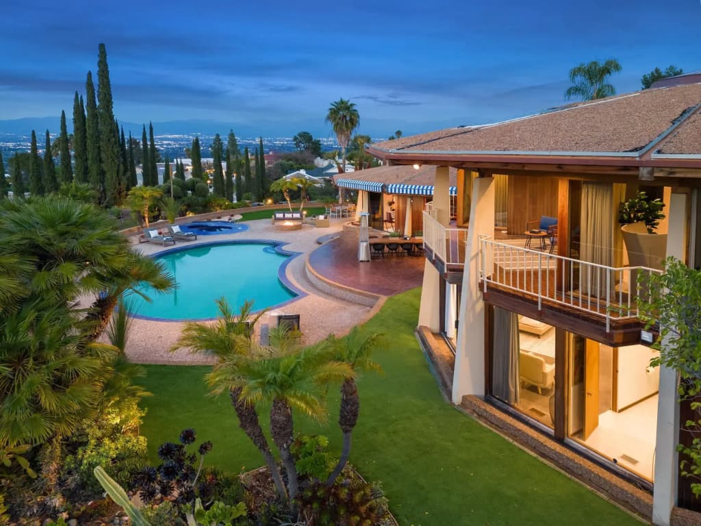 Via Vallarta - An Architecturally Significant California Modern Home - photo 13