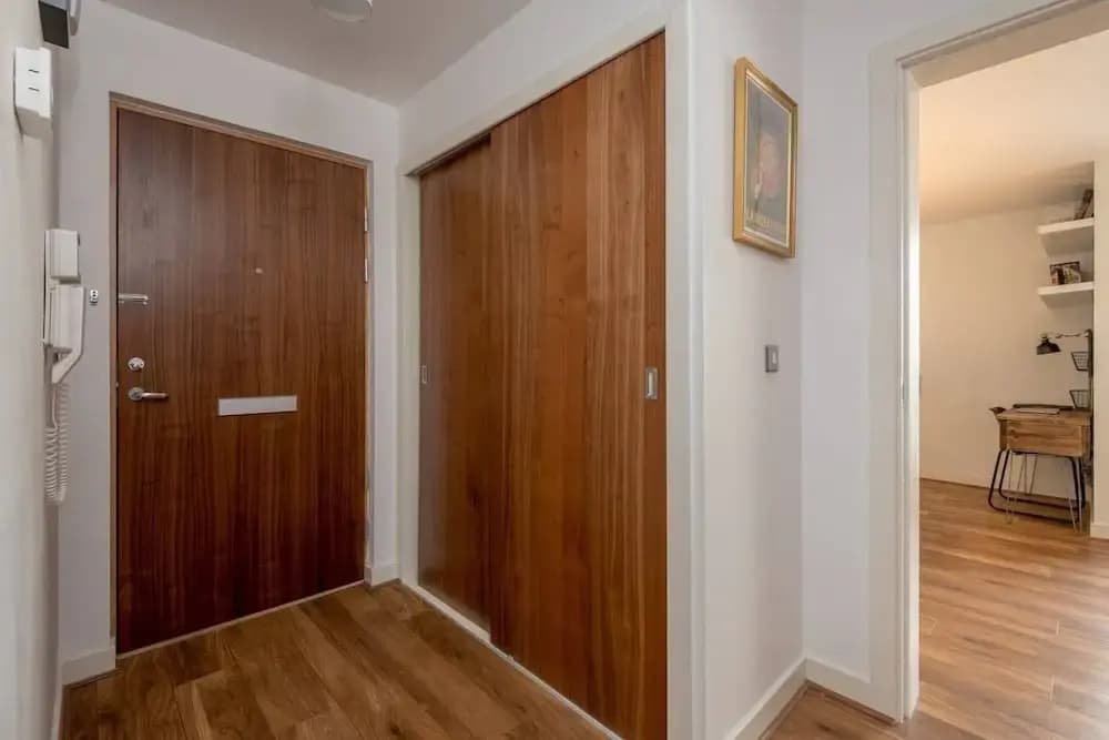Ultra Stylish 2 Bed/2 Bath with Balcony & Parking - photo 2