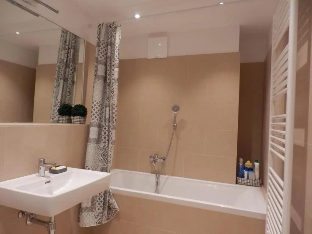 Spacious, Modern 1-bdrm Apt near VIC & Austria Ctr - photo 7