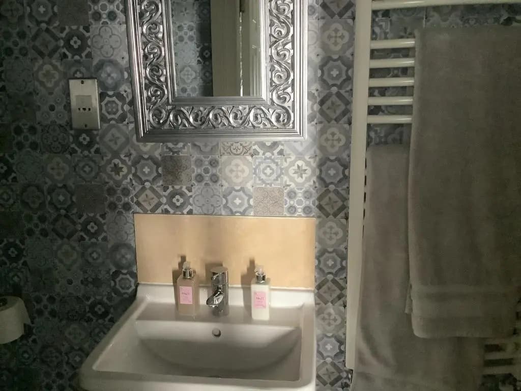 A Room in the City - West (formerly Luxury Central B&B) - photo 6