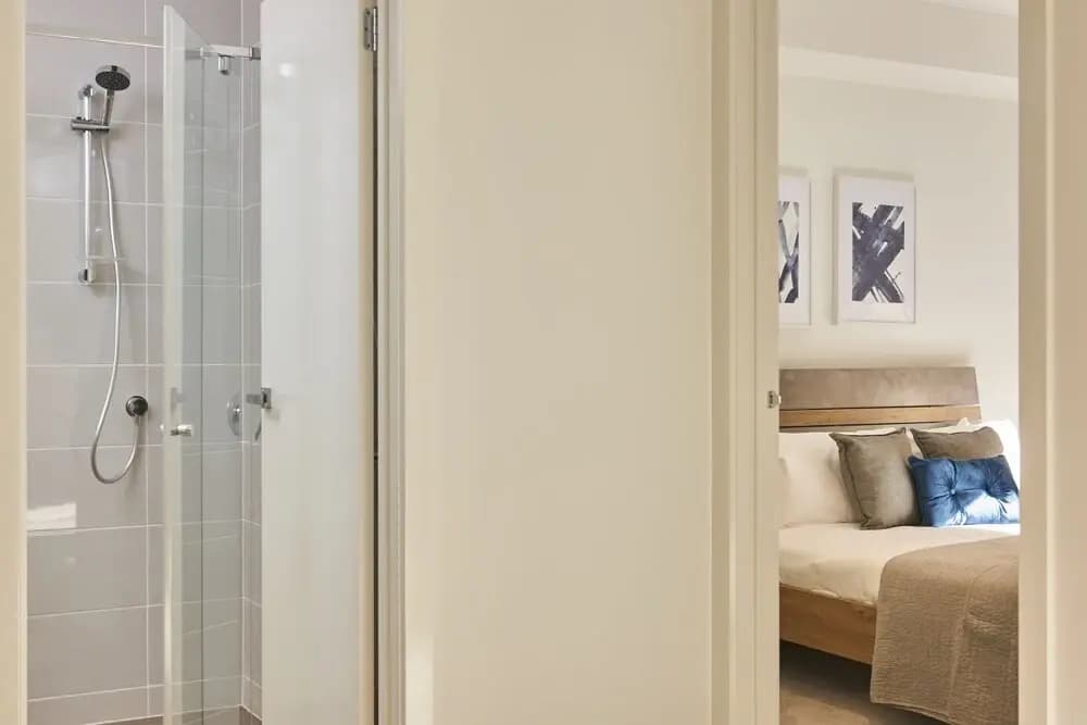 Spacious and Bright 1 Bedroom Apartment - photo 3