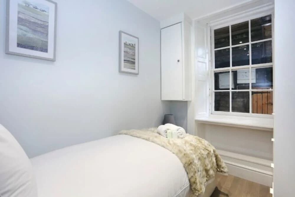 Modern, Stylish Apt. in Excellent Central Location - photo 2