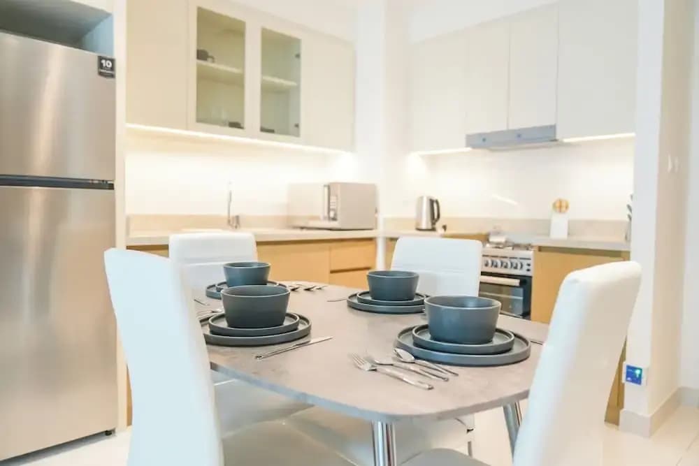 Yogi - Elegant Apartment With Balcony Amidst Vibrant Area - photo 9