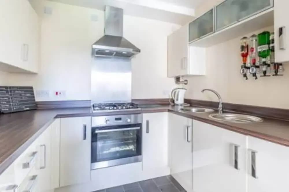 Modern 2 Bedroom Property in Stylish Complex - photo 16