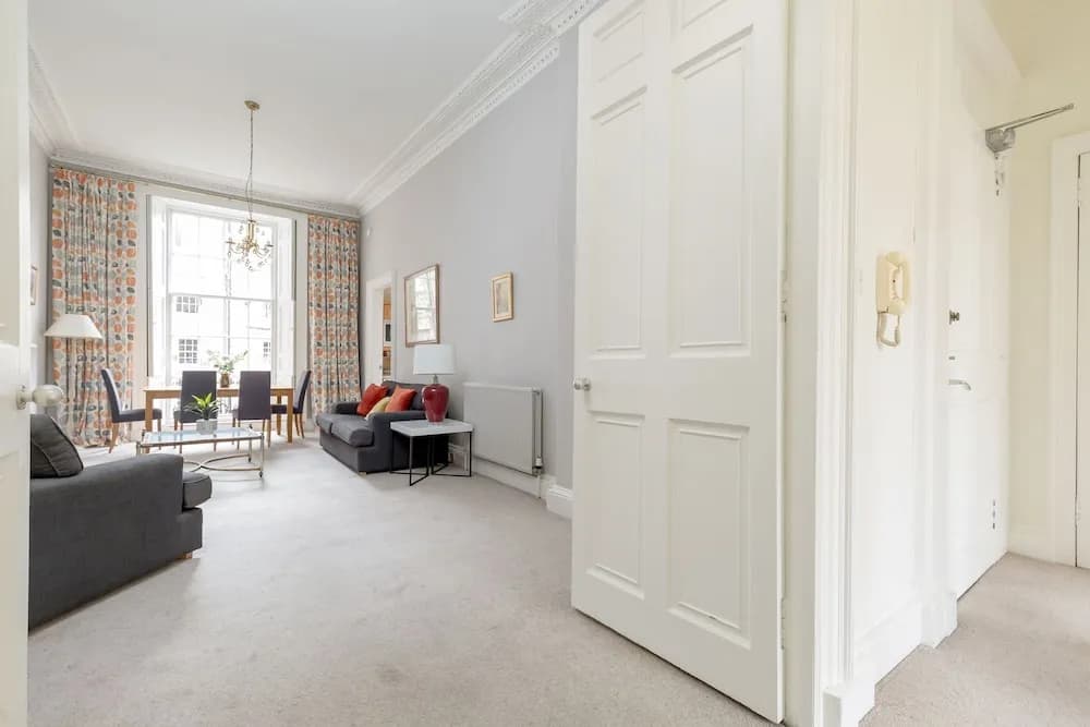 Light and Spacious 2 Bedroom Flat in Heart of Edinburgh - photo 9