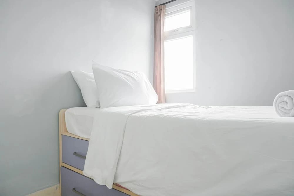 Nice And Cozy Living 2Br At Green Pramuka City Apartment - photo 2