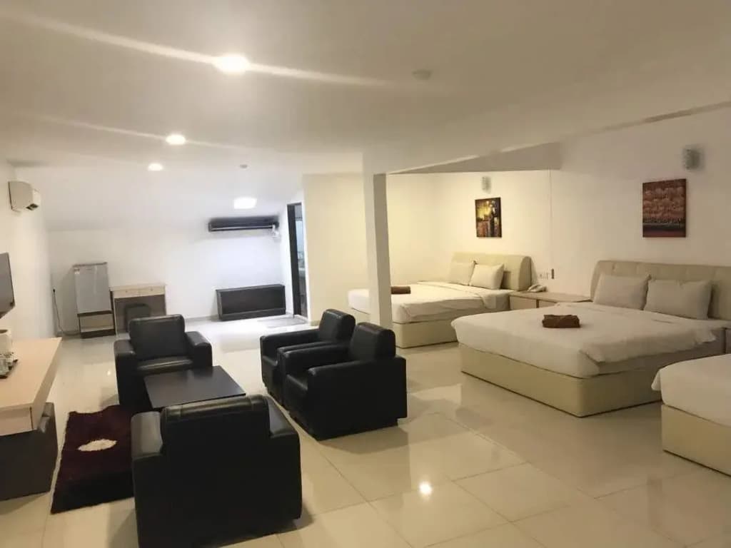 Peach Hill Hotel - photo 4