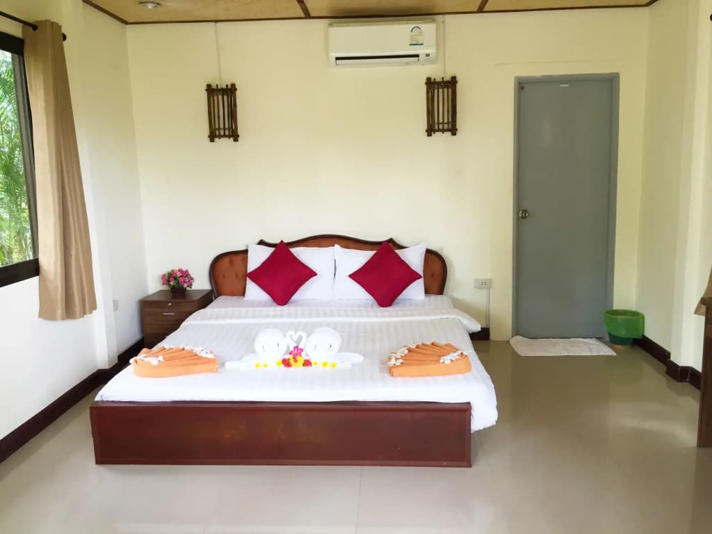 Long Beach Chalet Hotel - photo 2