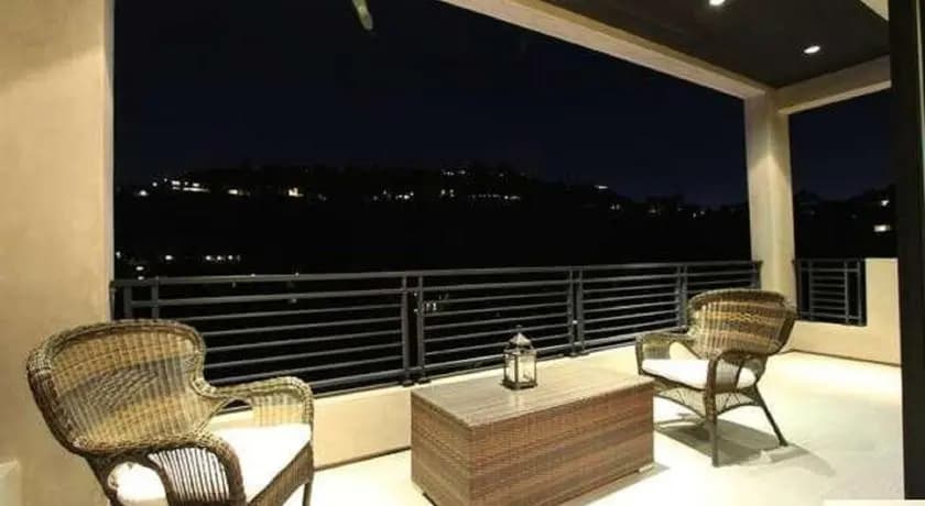 Zorada - Private Hollywood Hills Luxury With Endless Amenities and City Views - photo 6