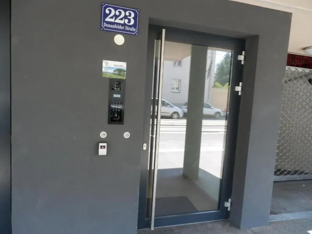 Spacious, Modern 1-bdrm Apt near VIC & Austria Ctr - photo 13