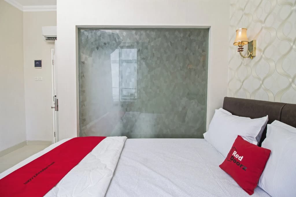 RedDoorz Plus @ Cideng Barat - photo 4