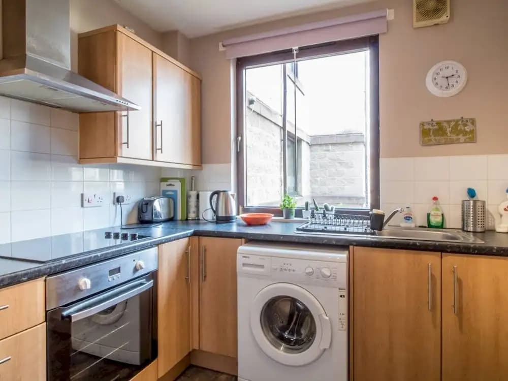 Spacious Canal side Apartment With Free Parking - photo 8