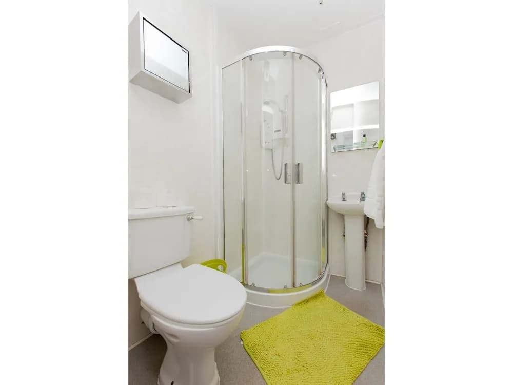 Connected & Convenient: Newly-renovated Flat for 2 - photo 6