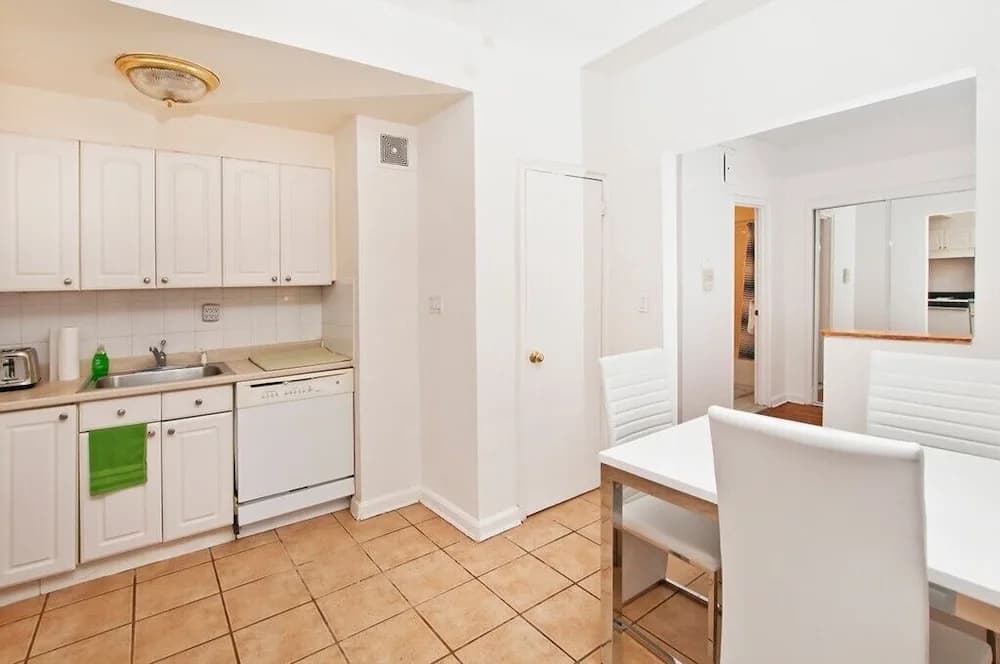 Renovated 2 BR on Upper East Side - photo 2
