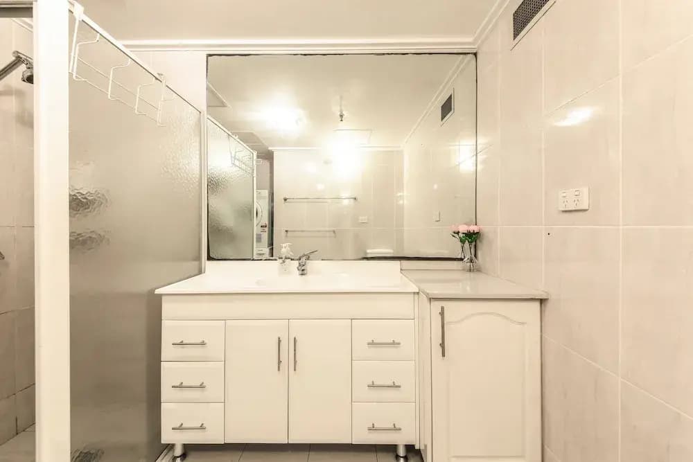 Amazing Location Cozy Stay with Parking - photo 6